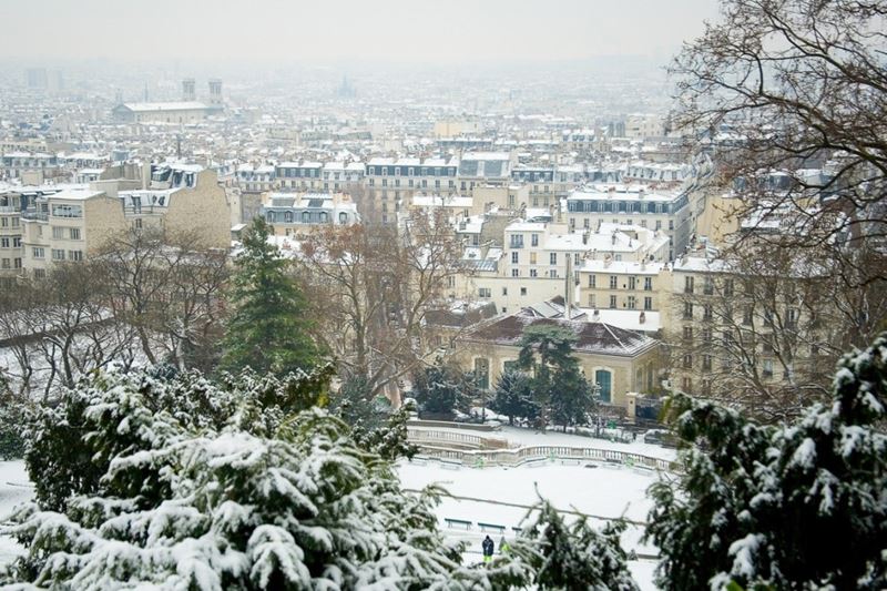 Панорама зимнего Парижа с монмартрского холма