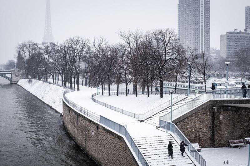 Заснеженный зимний Париж