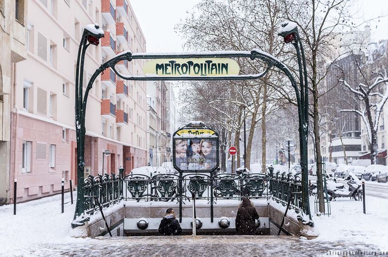 Вход в парижское метро зимой
