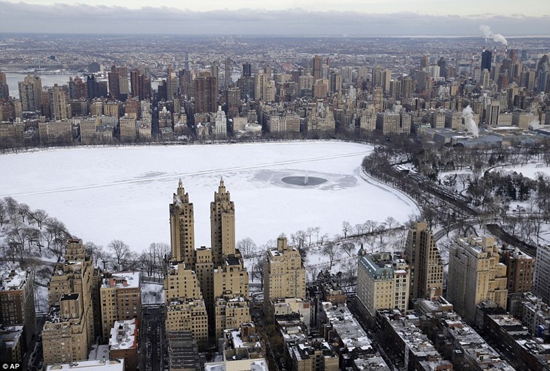 Нью-Йорк зимой снег в большом городе  (10)
