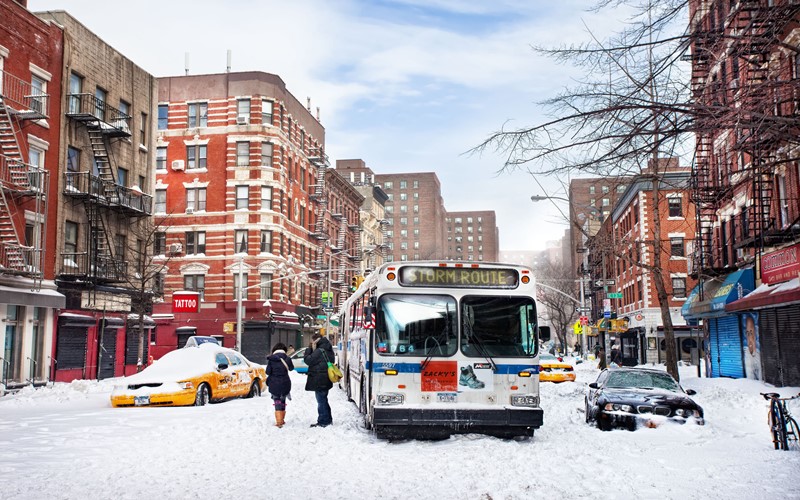 Нью-Йорк зимой снег в большом городе  (15)