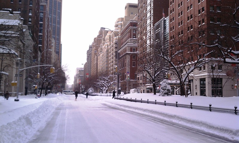 Нью-Йорк зимой снег в большом городе  (6)