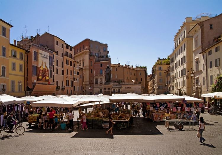 Главные красивые площади Рима: Площадь Кампо-деи-Фьори