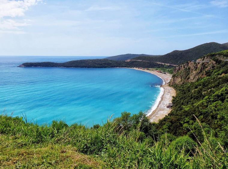 Лучшие пляжи Черногории: пейзаж побережья пляжа Яз