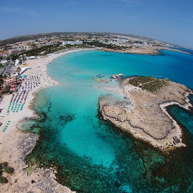Лучшие пляжи Кипра: вид сверху пляжа Нисси Бич в Айа-напа