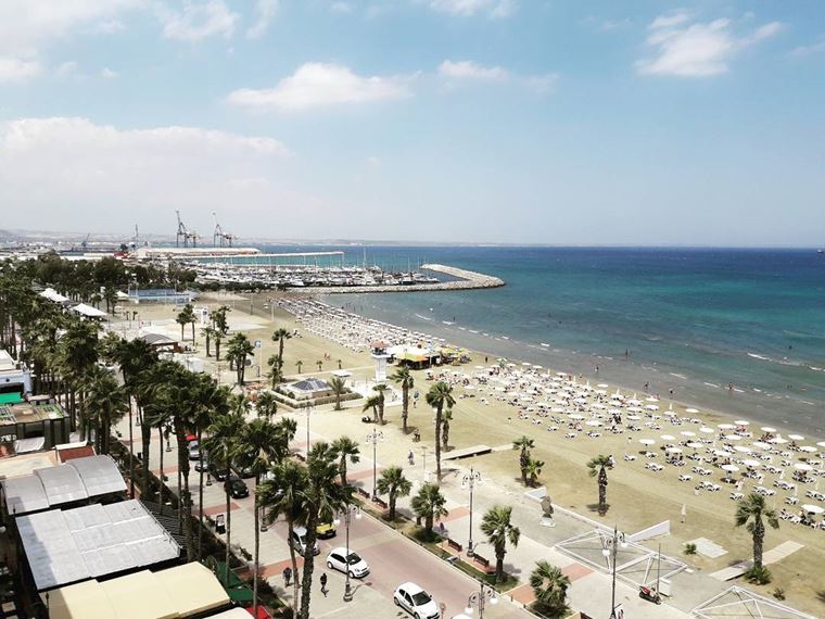 Лучшие пляжи Кипра: береговая линия пляжа Финикудес