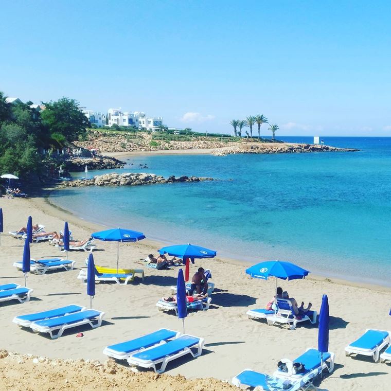 Лучшие пляжи Кипра: песчаный пляж Сирена Бэй с лежаками и зонтиками
