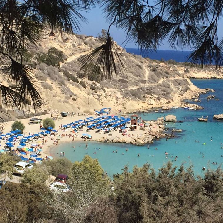 Лучшие пляжи Кипра: песчаный и каменистый пляж Коннос Бэй
