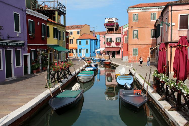 Самые известные и красивые улицы мира - Фондамента-ди-Сан-Мауро на острове Бурано в Венеции (Италия)
