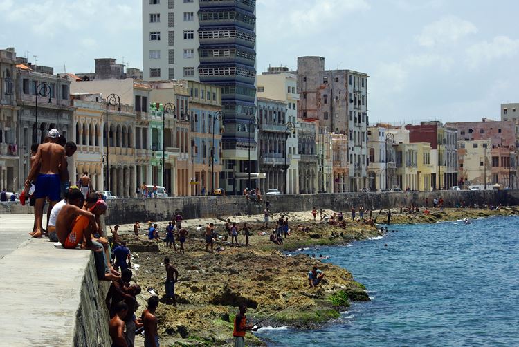 Самые известные и красивые улицы мира - Набережная Малекон в Гаване (Куба)