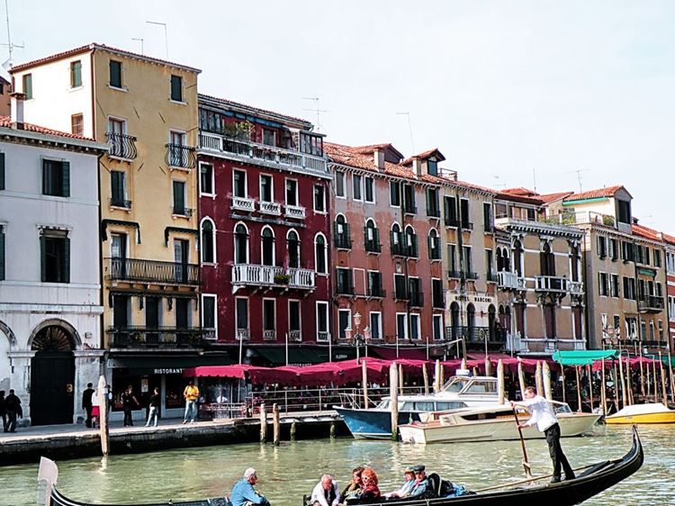 Самые известные и красивые улицы мира - Рива-дель-Ферро в Венеции (Италия)
