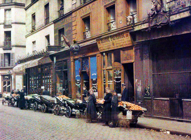 Старый Париж: редкие цветные фото - уличные продавцы цветов и фруктов