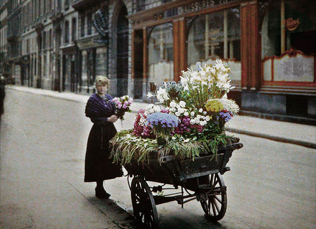 Старый Париж: редкие цветные фото - женщина продаёт цветы