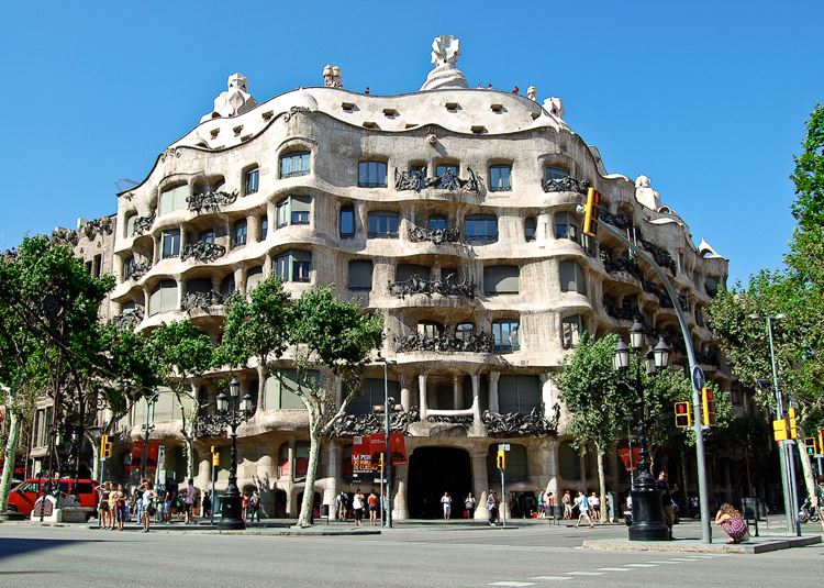 Архитектура Барселоны: Дом Мила