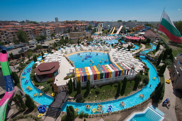 Аквапарки Болгарии: Action Aquapark (Екшън Аквапарк), Солнечный берег - круговой бассеййн с зонтиками и лежаками