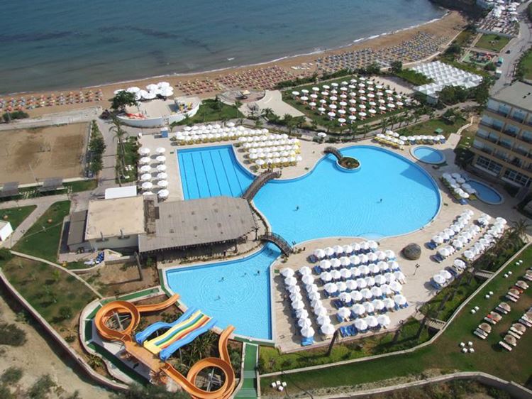 Курортные отели Кипра с аквапарком:  Acapulco Resort Convention SPA Hotel - бассейн и берег моря с пляжем