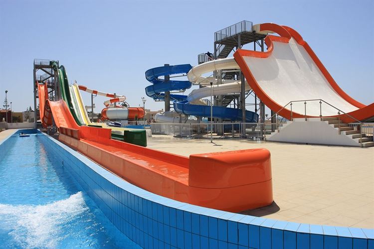 Курортные отели Кипра с аквапарком: Panthea Holiday Village Water Park Resort - водные горки