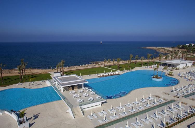 Курортные отели Кипра с аквапарком:  King Evelthon Beach Hotel and Resort (Пафос) - бассейн и берег моря с пляжем