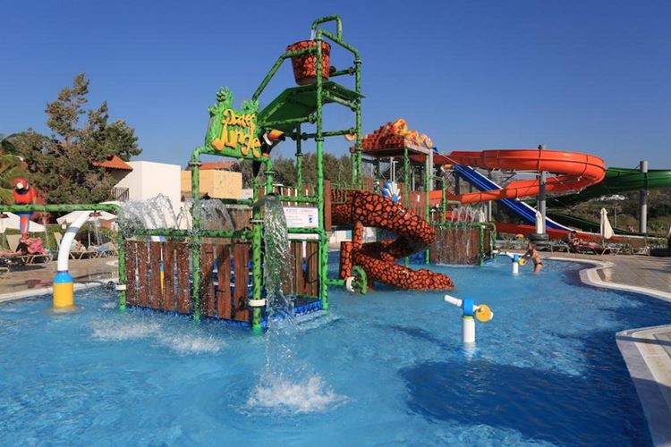 Курортные отели Кипра с аквапарком:  Aqua Sol Water Park Resort 4 звезды - детский бассейн с аттракционом 