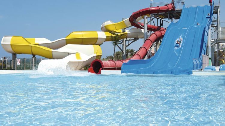 Курортные отели Кипра с аквапарком:  Louis Phaethon Beach Club 4 звезды - чистая вода бассейна с горками