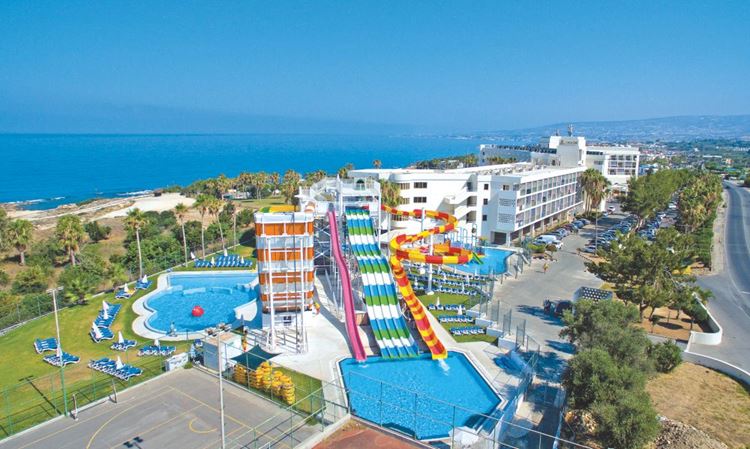 Курортные отели Кипра с аквапарком:  Laura Beach (Пафос) - вид из города на парк и море