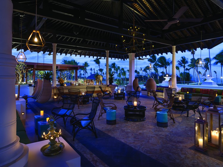 Курортный отель Shangri-La's Hambantota Golf Resort & Spa - ресторан вечером 