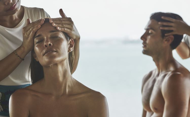 Программа медитаций «Священный сон» в Four Seasons на Бали: массаж головы