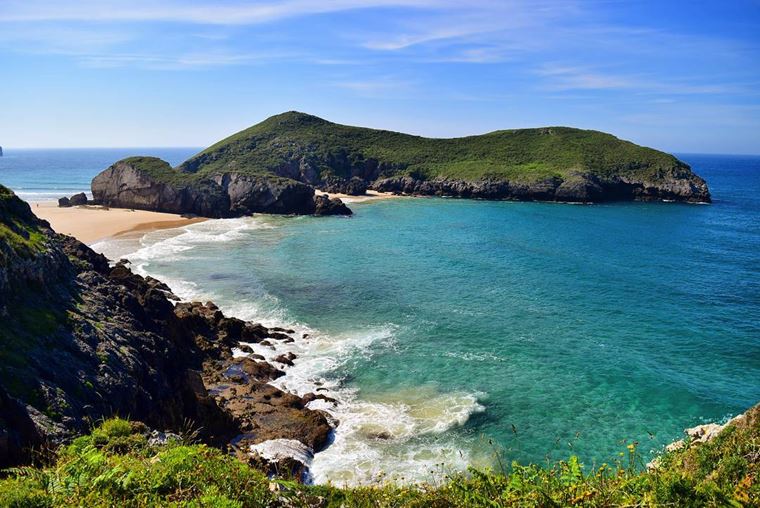 Города Испании на побережье Атлантического океана: Льянес - бирюзовые воды и песчаный пляж