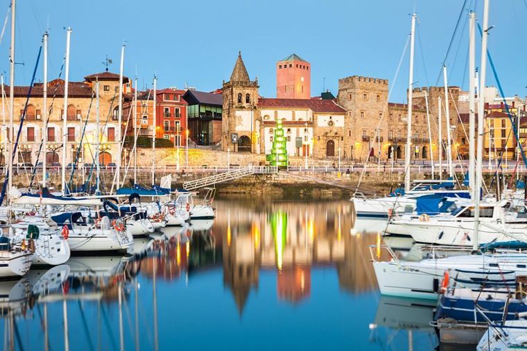 Города Испании на побережье Атлантического океана: Хихон - средневековая архитектура и маленькие яхты