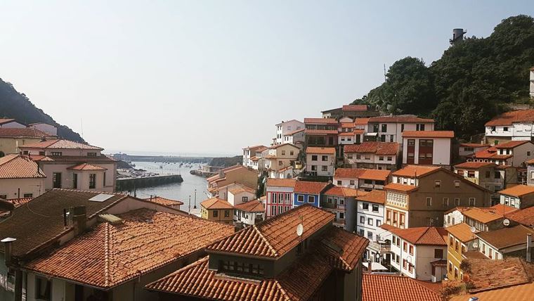 Города Испании на побережье Атлантического океана: Кудильеро - яркие оранжевые крыши домов
