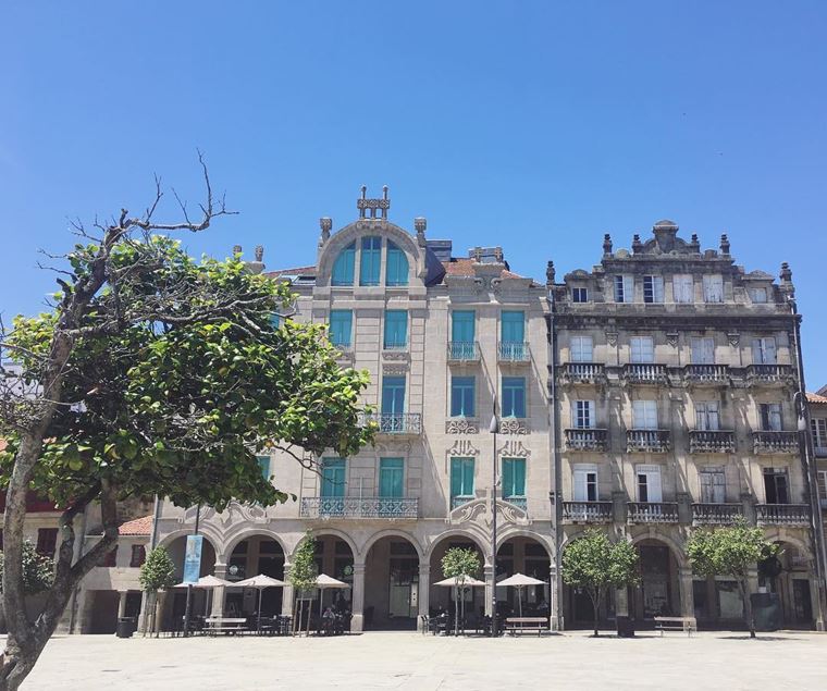 Города Испании на побережье Атлантического океана: Понтеведра - красивая архитектура в солнечный день
