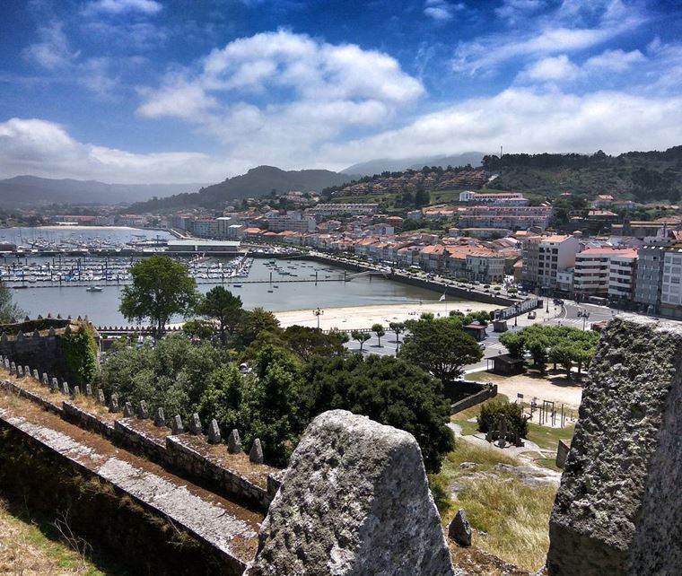 Города Испании на побережье Атлантического океана: Байона - вид на порт со стороны города