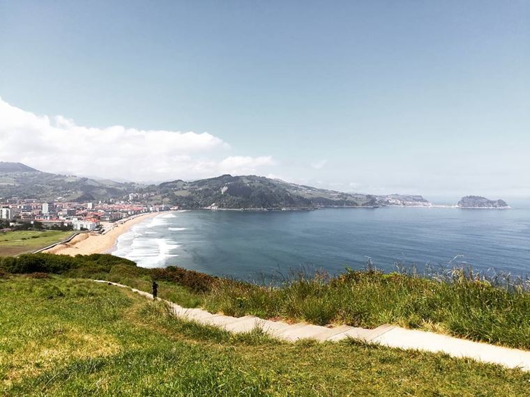 Города Испании на побережье Атлантического океана: Сараутц - красивый пейзаж с волнами 