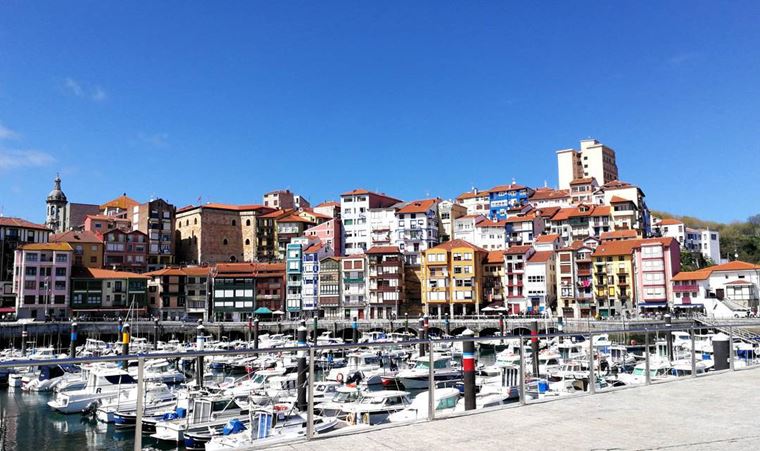 Города Испании на побережье Атлантического океана: Бермео - симпатичный порт с небольшими яхтами