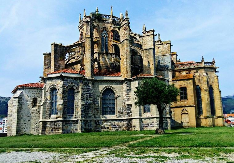 Города Испании на побережье Атлантического океана: Кастро-Урдьялес - средневековые постройки