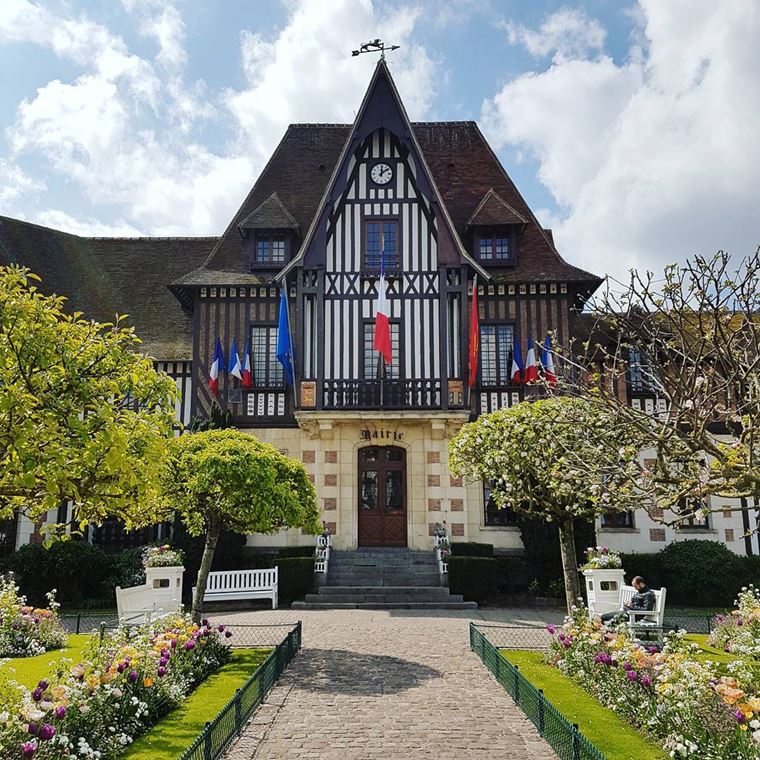 Города северной Франции на побережье Ла-Манша: Довиль - красивая архитектура