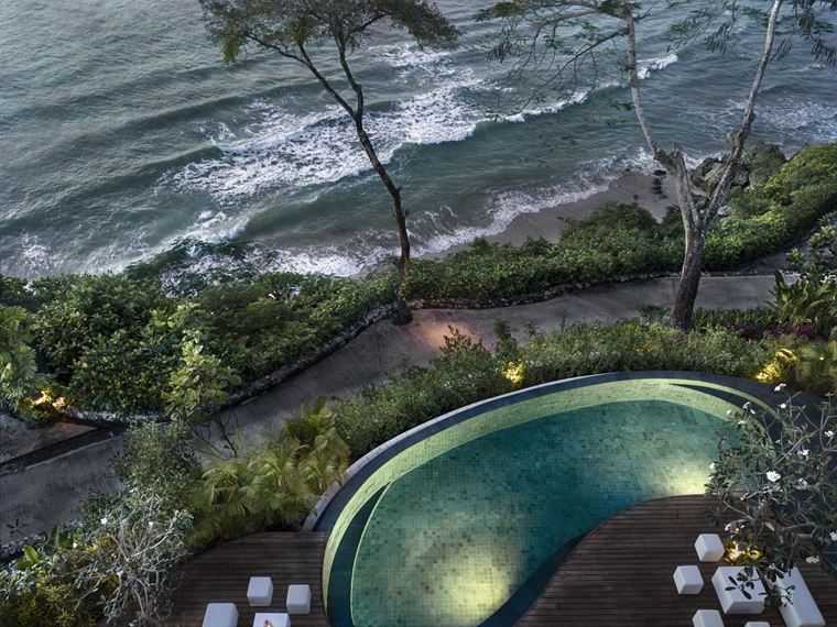 Four Seasons Resort Bali at Jimbaran Bay - пейзажный бассейн у океана