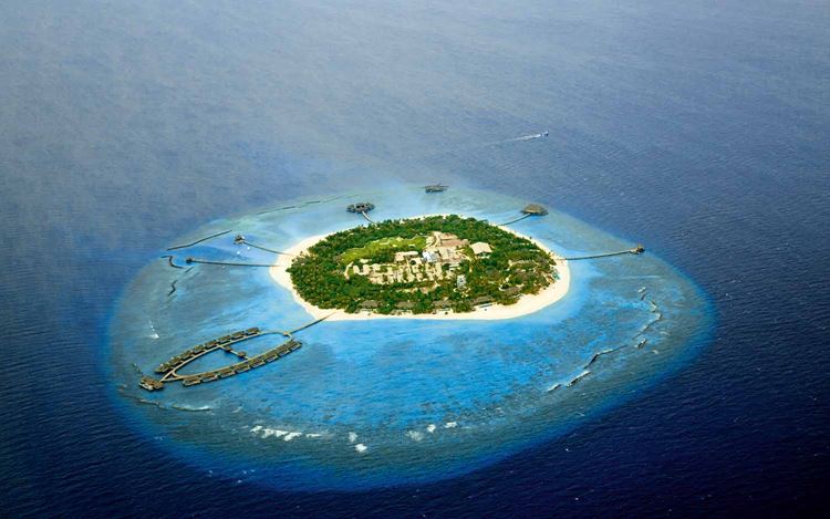 Velaa Private Island Maldives - остров в океане 