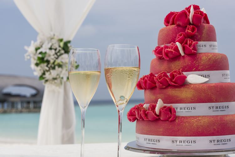 St. Regis Maldives Vommuli - торт и шампанское