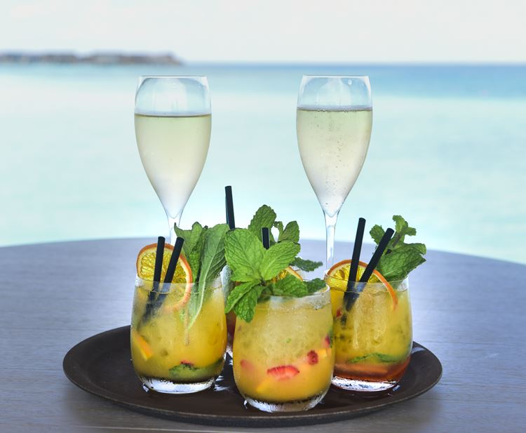 St. Regis Maldives Vommuli - шампанское и коктейли