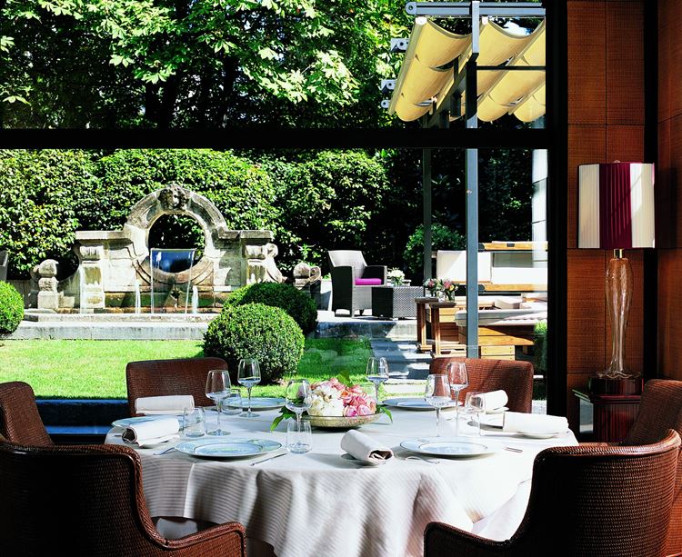 Ресторан Acanto отеля Principe Di Savoia: столик с видом на двор
