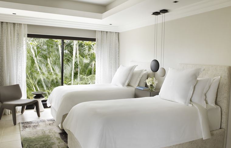 Four Seasons Resort Mauritius at Anahita - спальня с двумя кроватями