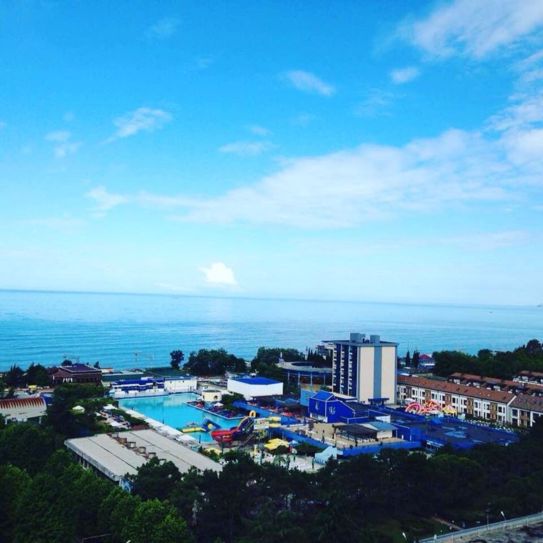 Адлер: фото города и пляжей - Вид на Чёрное море со стороны города