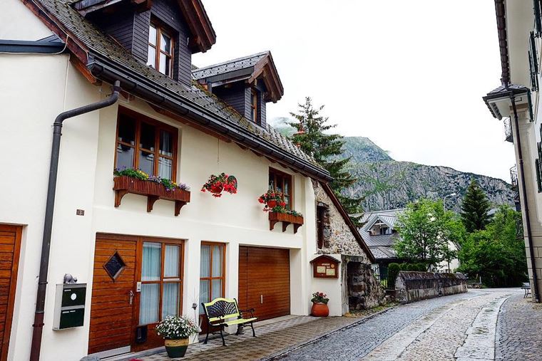 Из Цюриха в Андерматт: улица с красивым домом