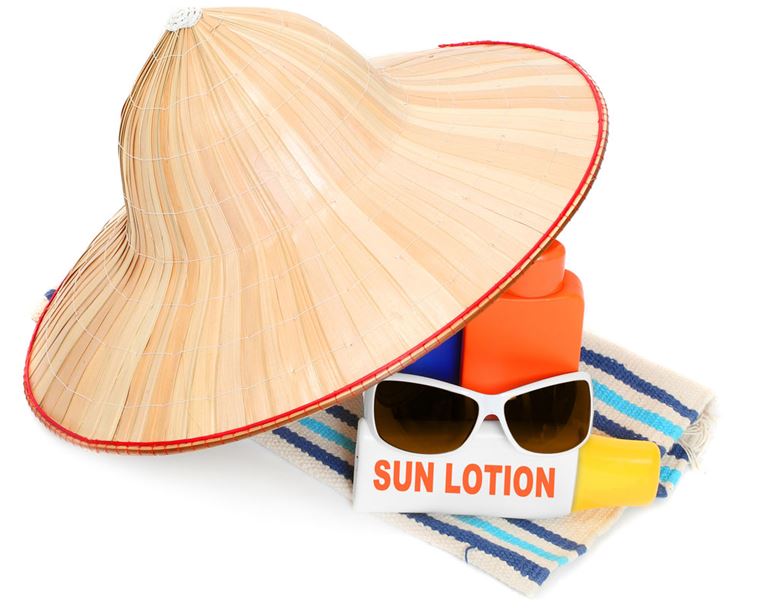 Что взять с собой в путешествие: солнцезащитный крем, очки и шляпа