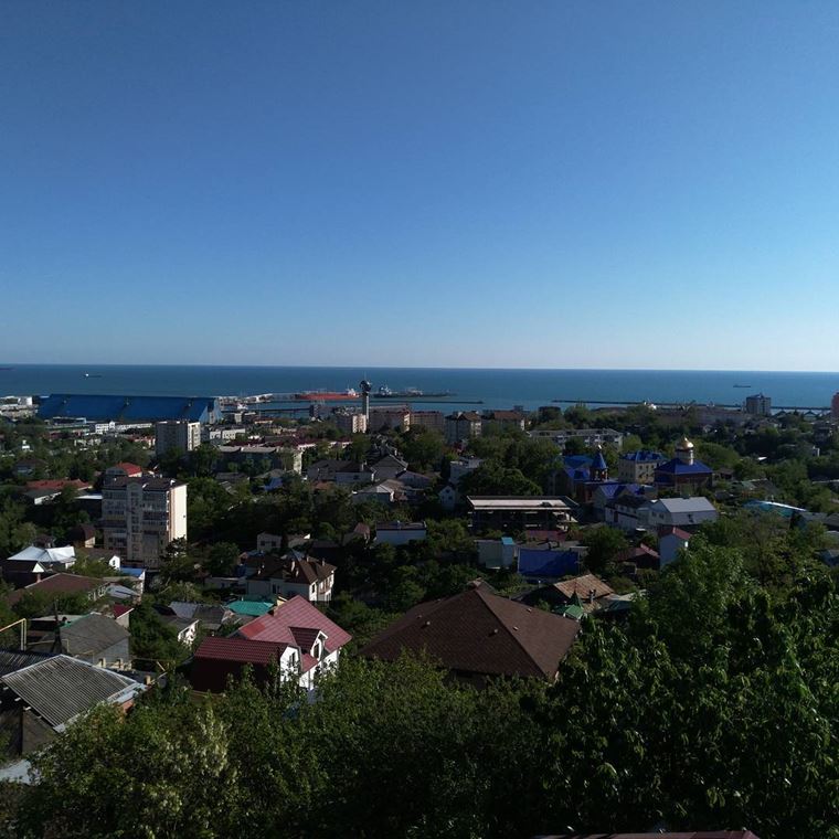 Туапсе: фото города и пляжа - вид на порт Туапсе со стороны города