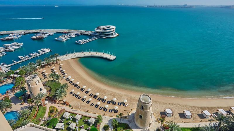 Four Seasons Hotel Doha - побережье с песчаным пляжем 