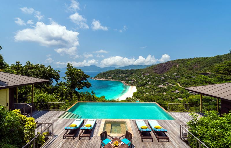 Four Seasons Resort Seychelles - терраса с бассейном и видом на океан