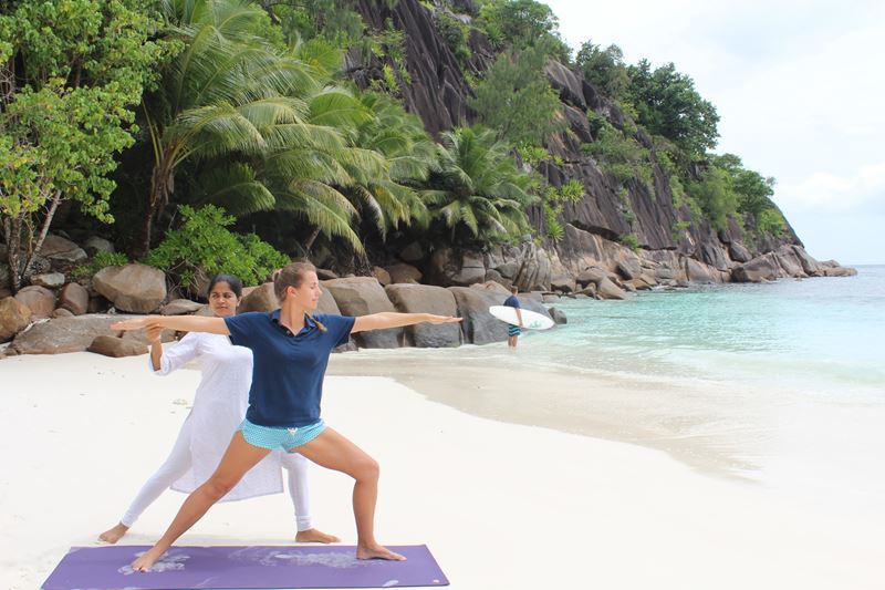 Four Seasons Resort Seychelles - урок ёоги для беременных на пляже