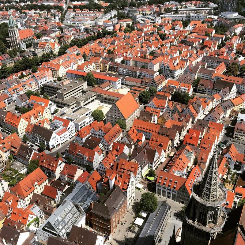 Красивые города юга Германии: Ульм - вид сверху на город с оранжевыми остроконечными крышами